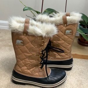 Sorel Joan of Arctic Boots, 9.5 worn once!